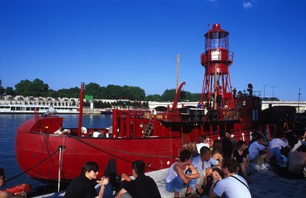 France, Paris (75), les rives de la Seine, classées Patrimoine Mondial de l'UNESCO, le restaurant Batofar, quai François Mauriac