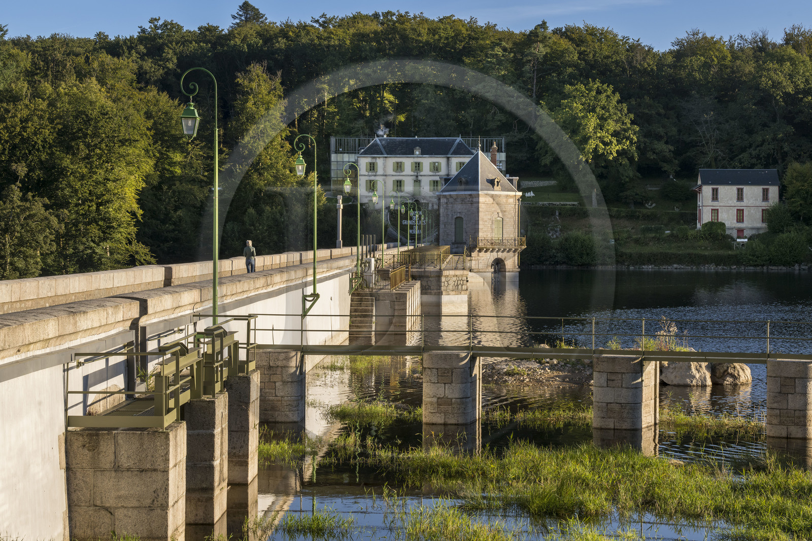 France, Nièvre (58), Parc naturel régional du Morvan, Montsauche-les-Settons, lac des Settons, le barrage et l'Office de Tourisme Morvan Sommets et Grands Lacs en arrière plan
