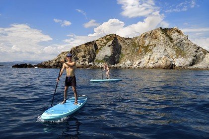 France, Var (83), Six-Fours-les-Plages, Ile des Embiez, Pointe du Coucoussa, le champion de windsurf Freestyle Adrien Bosson en randonnée aquatique sur un paddle