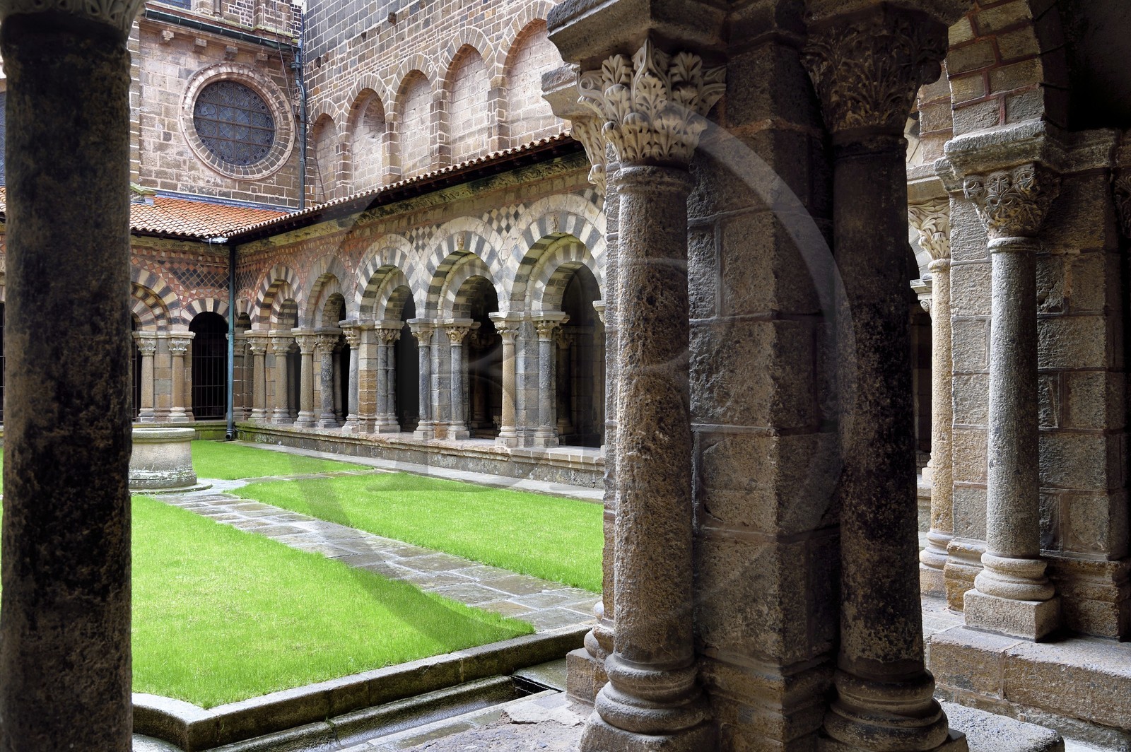 France, Haute-Loire (43), Le Puy-en-Velay, étape des chemins de Compostelle, la cathédrale Notre-Dame-de-l'Annonciation du XIIe siècle classée Patrimoine Mondial de l'UNESCO, le cloitre orné d'arcades polychromes