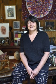 France, Paris (75), la journaliste (critique d'art et grand reporter) et historienne d’art Françoise Monnin chez elle rue Maison Dieu