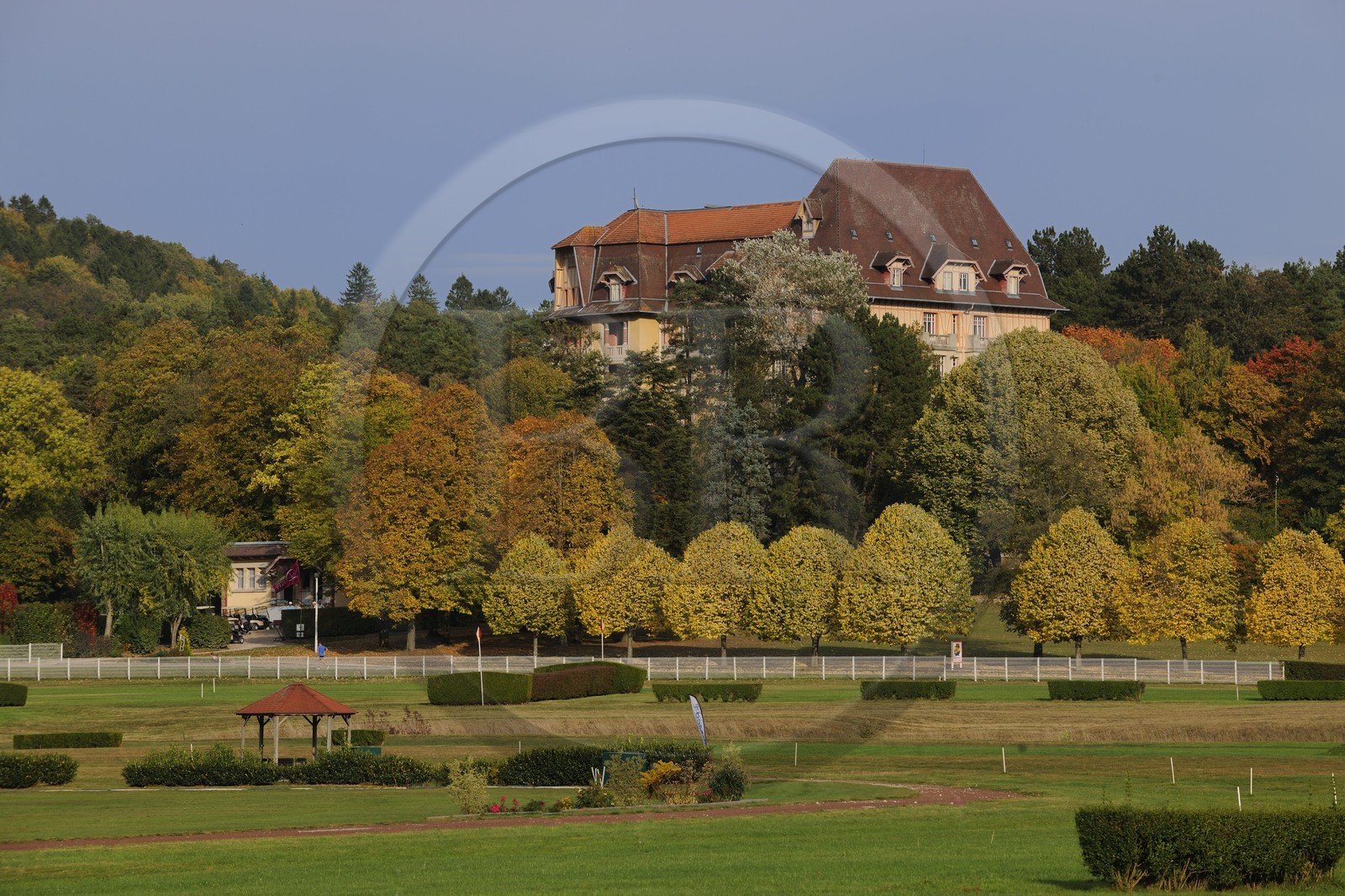 France, Vosges (88), Station thermale de Vittel, l’hôtel Hermitage propriété du Club Med borde le Parc