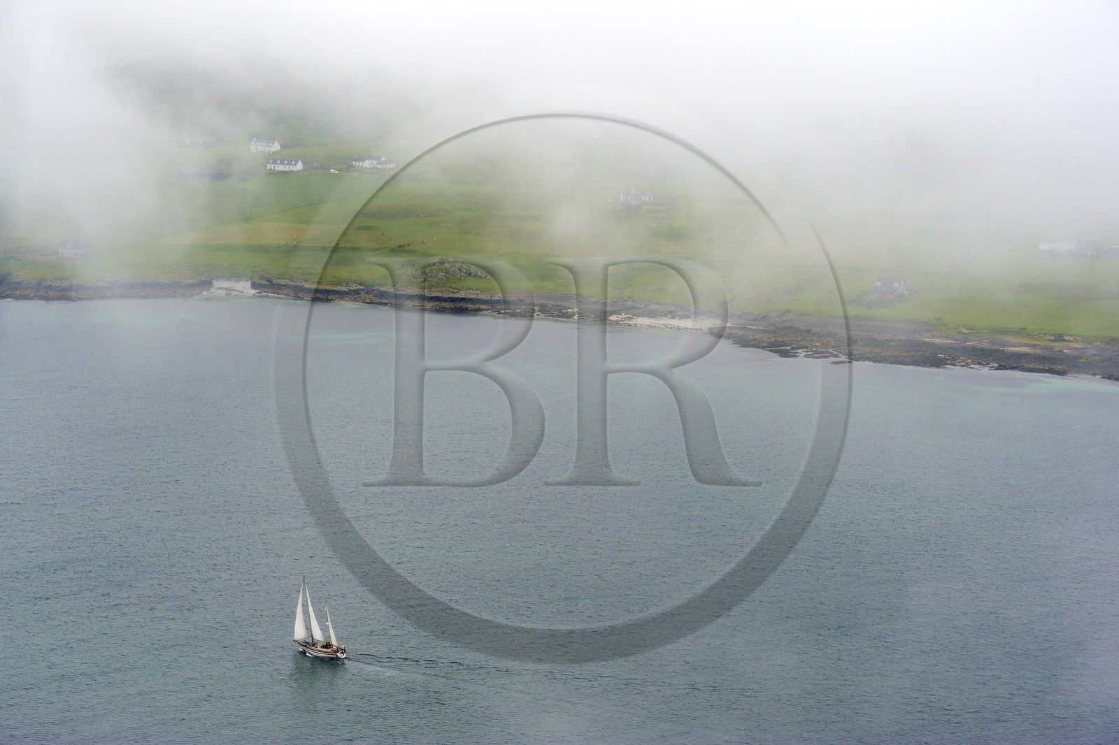 Royaume-Uni, Ecosse, Highland, Hébrides intérieures, Ile de Iona face à l'Ile de Mull, voilier dans le Sound of Iona (vue aérienne)