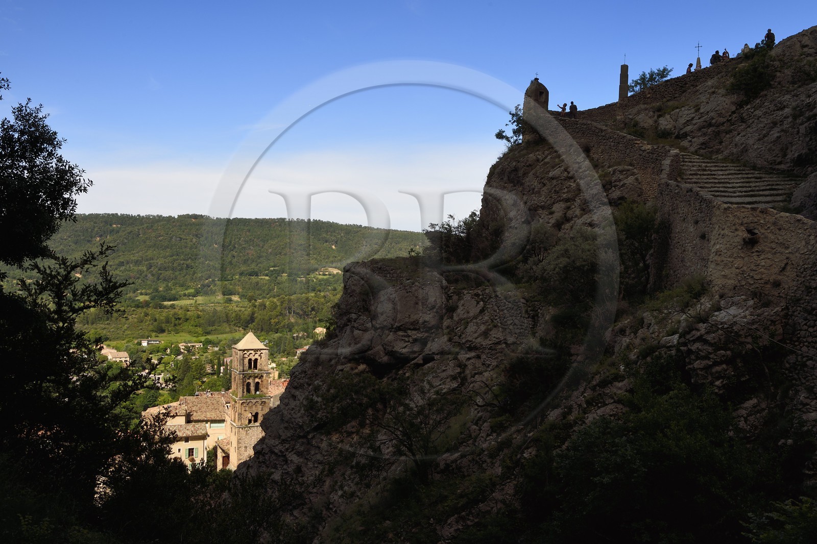 France, Alpes-de-Haute-Provence (04), Parc Naturel Régional du Verdon, Moustiers-Sainte-Marie, labellisé Les Plus Beaux Villages de France, escalier en pierre du chemin de Croix qui monte à la chapelle Notre-Dame de Beauvoir et l'église Notre-Dame-de-l'Assomption avec son clocher du XIIe siècle