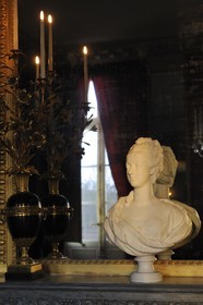 France, Yvelines (78), château de Versailles, classé Patrimoine Mondial de l'UNESCO, le domaine de Marie-Antoinette, le Petit Trianon, grande salle à manger avec un buste de Marie-Antoinette sur la cheminée