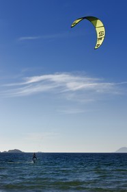 France, Var (83), Hyères, Presqu'Ile de Giens, plage de l'Almanarre, Ariane Imbert en kitefoil, triple championne de France de Kitesurf et vice-championne du monde de Race 2014