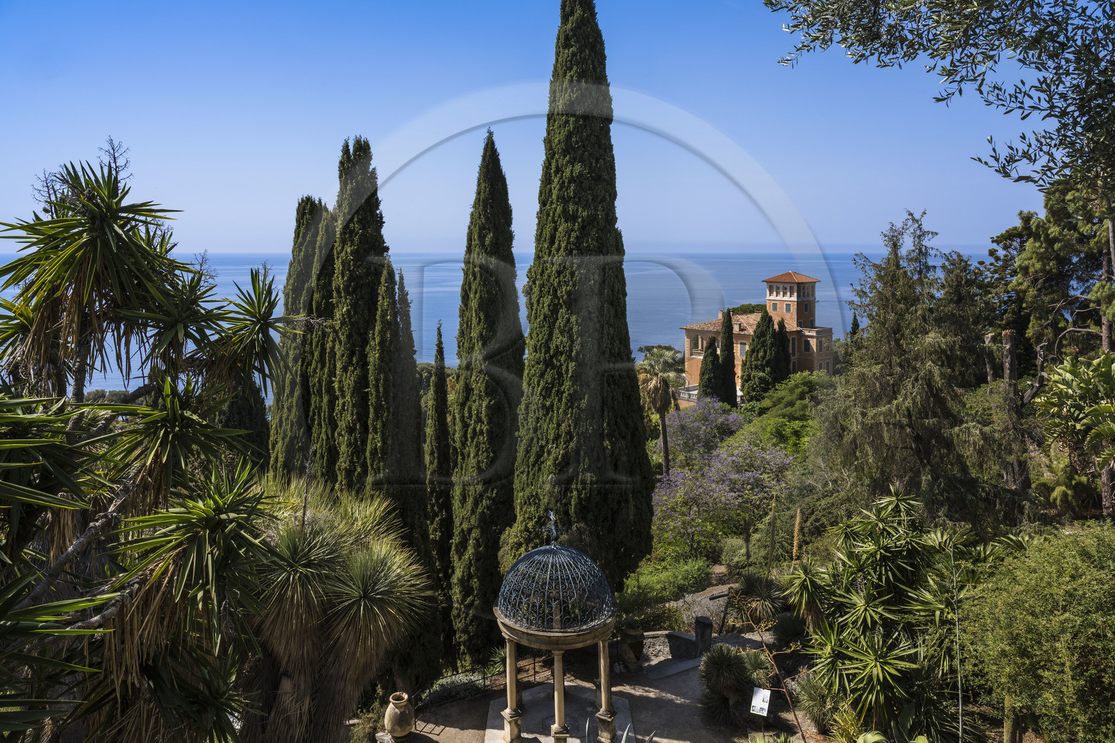 Italie, Ligurie, Province d'Imperia, Vintimille, Jardin botanique Hanbury, le Tempietto au premier plan et la villa Orengo