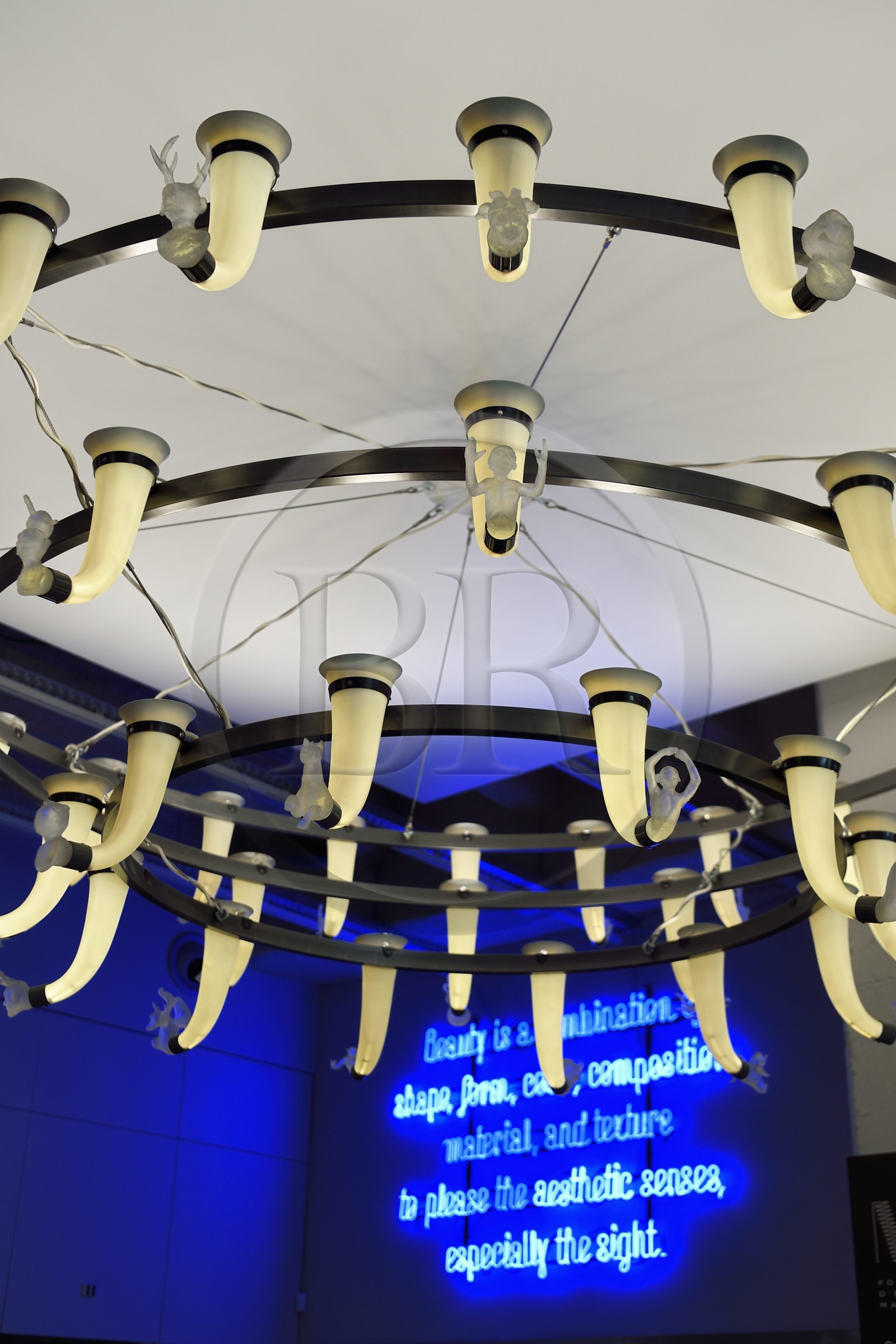 France, Charente (16), Cognac, Fondation d’Entreprise Martell, institution culturelle pluridisciplinaire (art, design et craft, architecture, musique, danse…), lustre Shine a Light de l'artiste Nathalie Talec dans le hall d'accueil (détail)