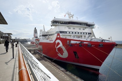 France, Bouches-du-Rhône (13), Marseille, Zone Euroméditerranée, quartier La Joliette, les Terrasses du Port, ferry de Cosica Linea