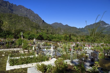 France, Ile de la Reunion, Cirque de Salazie, classé Patrimoine Mondial de l'UNESCO, Hell-Bourg, labellisé les Plus Beaux Villages de France, le cimetière constitué de tombes en pleine terre fleuries naturellement