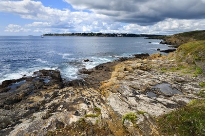 France, Finistère (29), Moelan-sur-Mer, le littoral entre Kerfany les Pins et la plage de Trenez sur le chemin de Grande Randonnée GR 34 ou sentier des douaniers