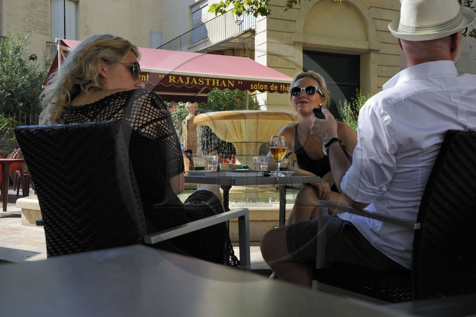 France, Hérault (34), Montpellier, terrasse de café rue Voltaire