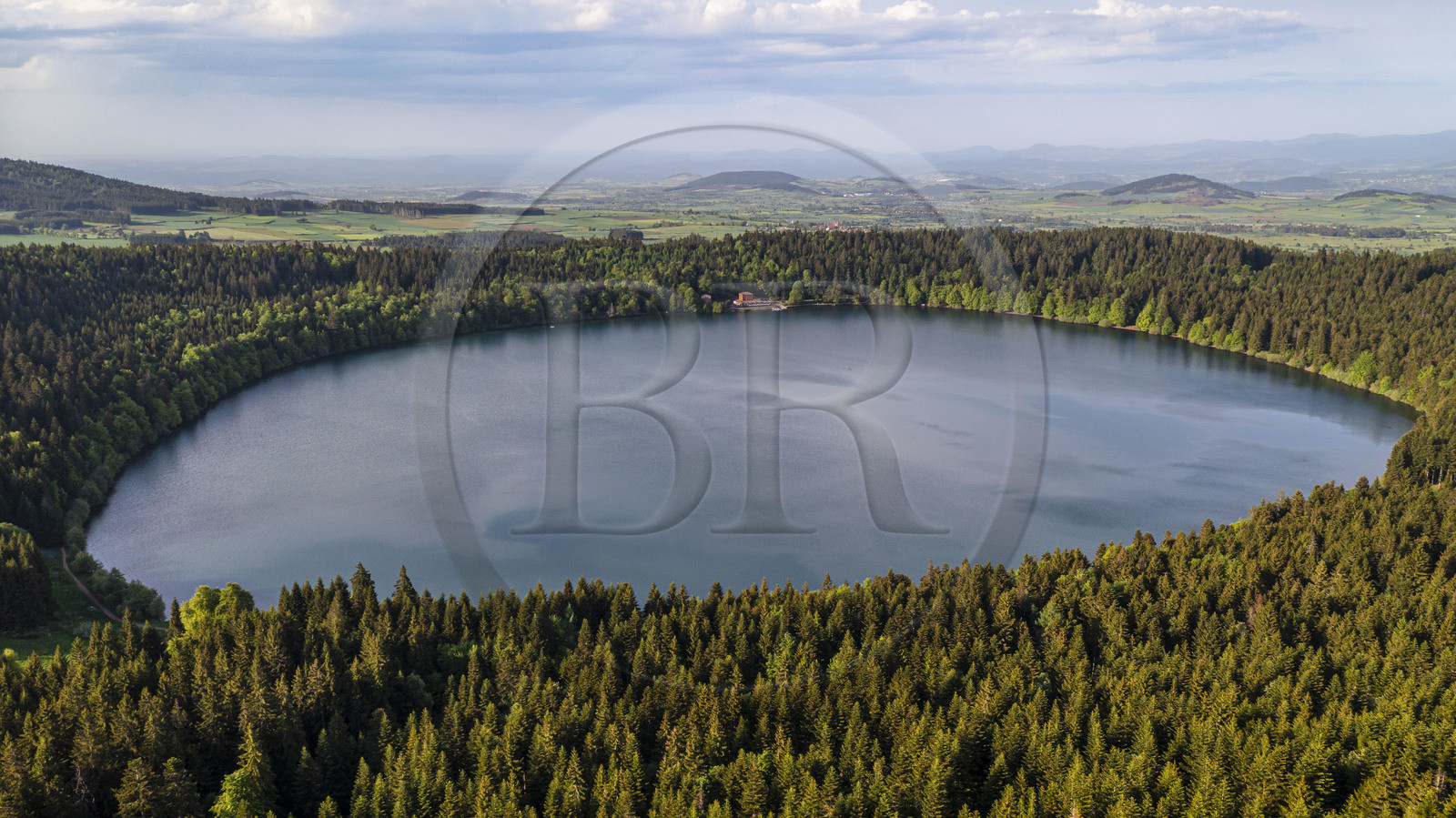 France, Haute-Loire (43), Bouchet-Saint-Nicolas, randonnée avec un âne sur le chemin de Stevenson (GR 70), le lac du Bouchet est un lac circulaire d'origine volcanique (vue aérienne)
