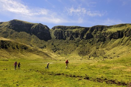 France, Cantal (15), monts du Cantal, Parc Naturel Régional des Volcans d' Auvergne, Puy-Mary, famille de randonneurs au pied de la montagne des Fours de Peyre Arse coupés par la brèche de Roland