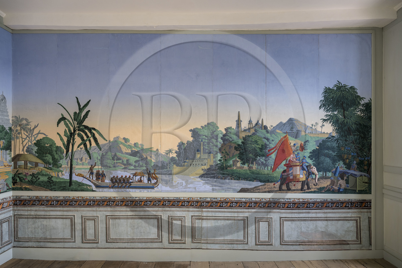 France, Ille-et-Vilaine (35), Côte d'Emeraude, Saint-Malo, l'Hotel Magon, authentique demeure de corsaire, hotel particulier construit pour François Auguste Magon de la Lande en 1725, armateur malouin, corsaire de Louix XV, négrier et directeur de la compagnie des Indes, papier tendu de 1725 en bas et papier peint de Rixheim du XIXème siècle en haut