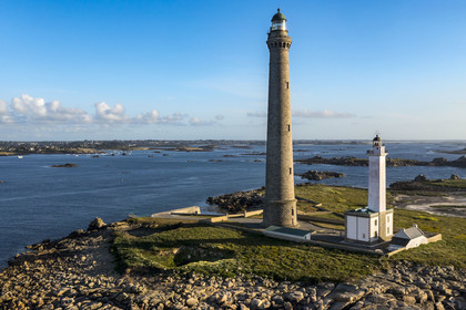 France, Finistère (29), Pays des Abers, Ile Vierge dans l'archipel de Lilia, le phare de l'Ile Vierge, le plus haut phare d'Europe avec 82,5 mètres, et l'ancien phare de 1845 (vue aérienne)