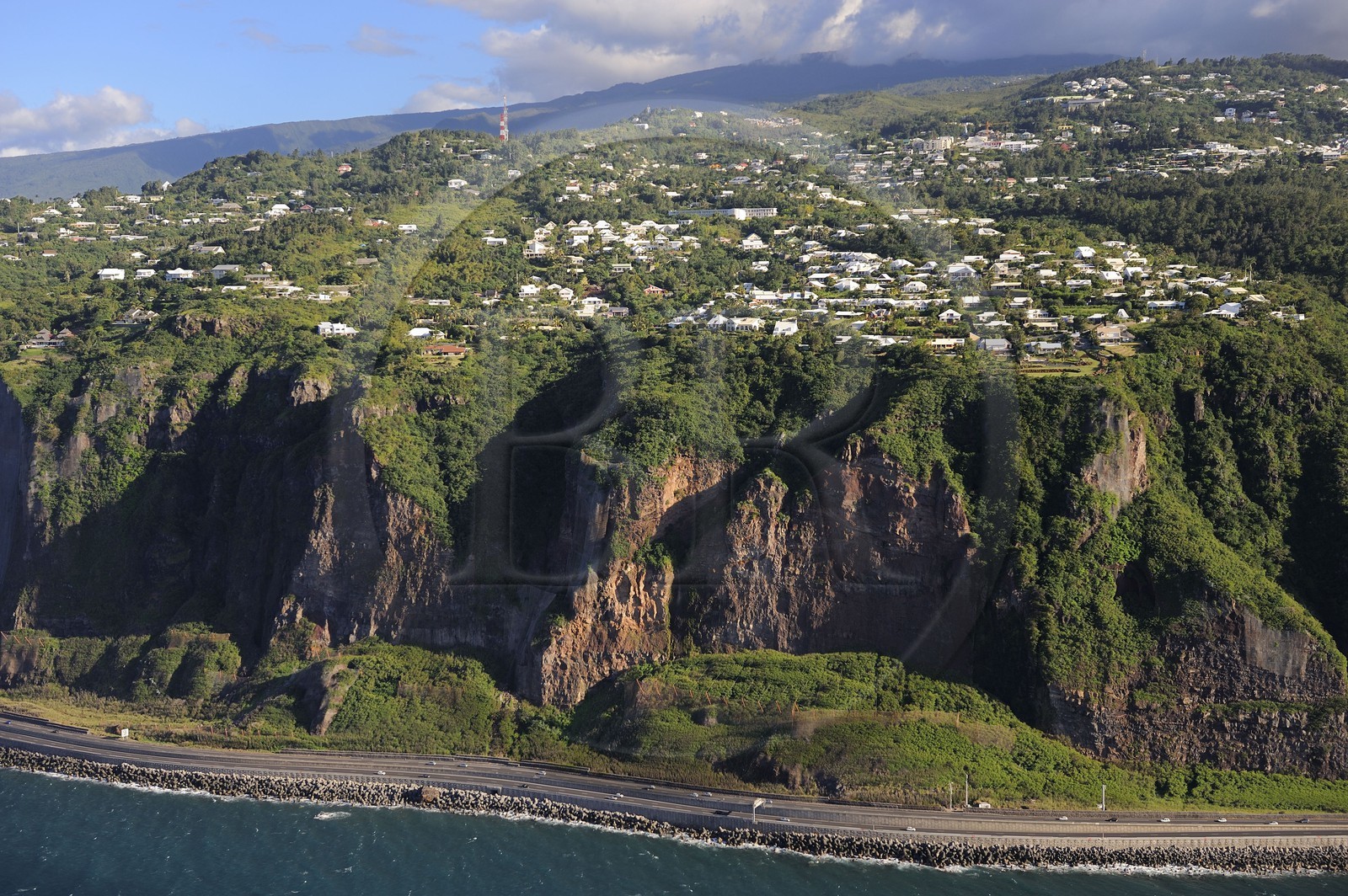 France, île de la Réunion, la Route du Littoral au pied des falaises entre le Port et Saint-Denis (vue aérienne)