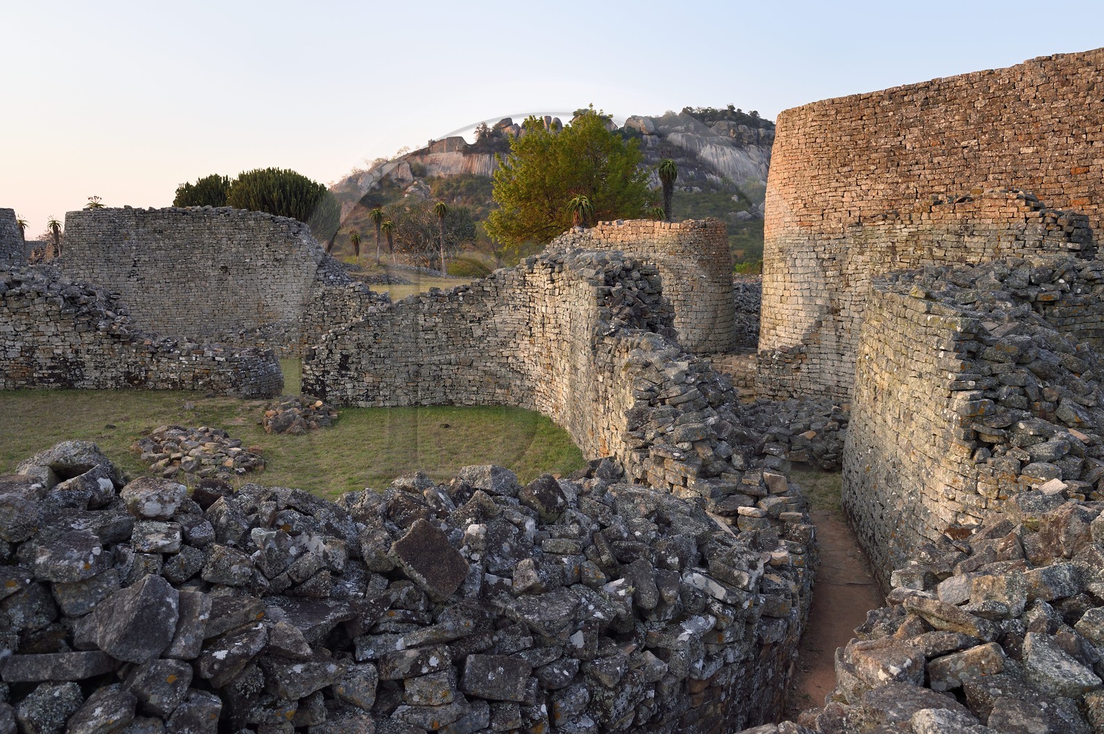 Zimbabwe, province de Masvingo, les ruines du site archéologique du Grand Zimbabwe, classé Patrimoine Mondial de l'UNESCO, Xème au XVème siècle, porte nord-est de l'intérieur du Grand Enclos et les Ruines de la colline (Hill Complex) en arrière-plan