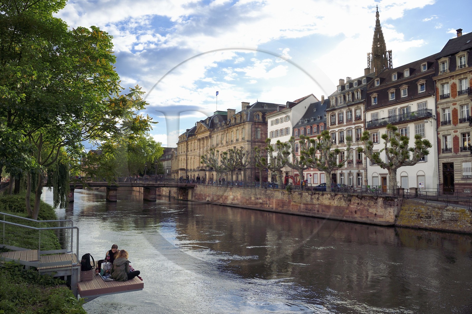 France, Bas-Rhin (67), Strasbourg, vieille ville classée Patrimoine Mondial de l'UNESCO, les bords de l'ill quai des Bateliers transformé en zone de rencontre réservée aux piétons et la cathédrale