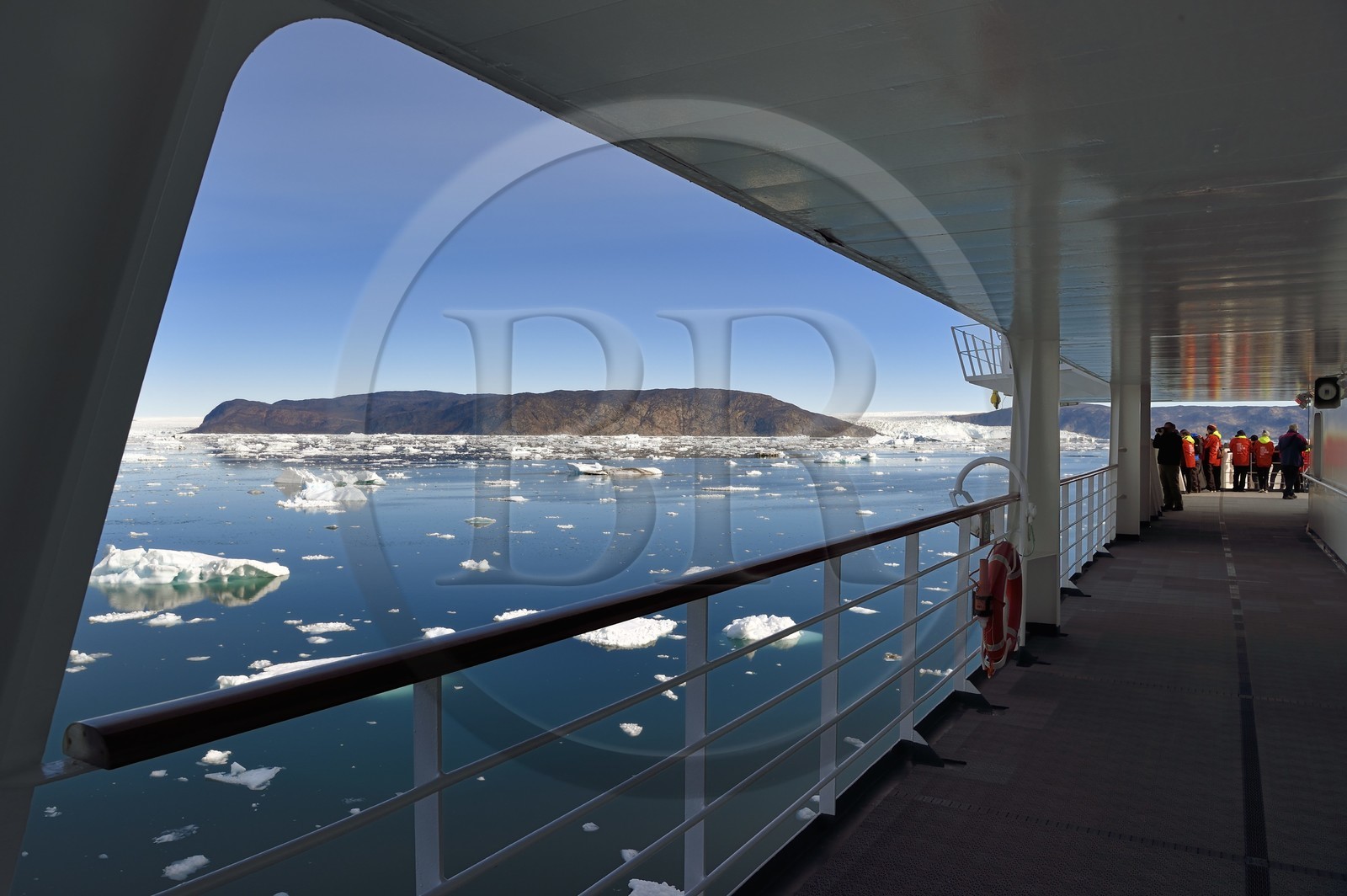Groenland, cote ouest, baie de Disko, le bateau de croisière MS Fram de la compagnie Hurtigruten progresse entre les icebergs de la baie de Quervain, le glacier Kangilerngata sermia à gauche et le glacier Eqip Sermia (glacier Eqi) à droite