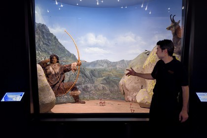 France, Alpes-Maritimes (06), vallée de la Roya, Tende, musée départemental des Merveilles, diorama représentant un chasseur du début de l'âge des métaux avec des vêtements en peaux d'animaux cousues qui vise un chamois