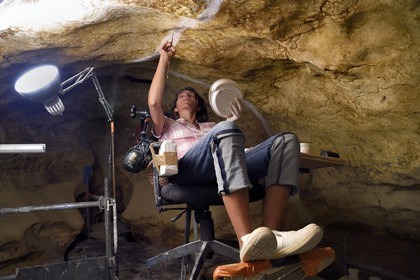 France, Dordogne (24), Montignac, chantier du futur Centre International de l'Art pariétal de Montignac-Lascaux (Lascaux 4), l'abside de la grotte reconstituée par l’Atelier des Fac-Similés du Périgord (AFSP), réalisation des jointures des panneaux de surfaces ornées par le modeleur sculpteur Claire Moreau