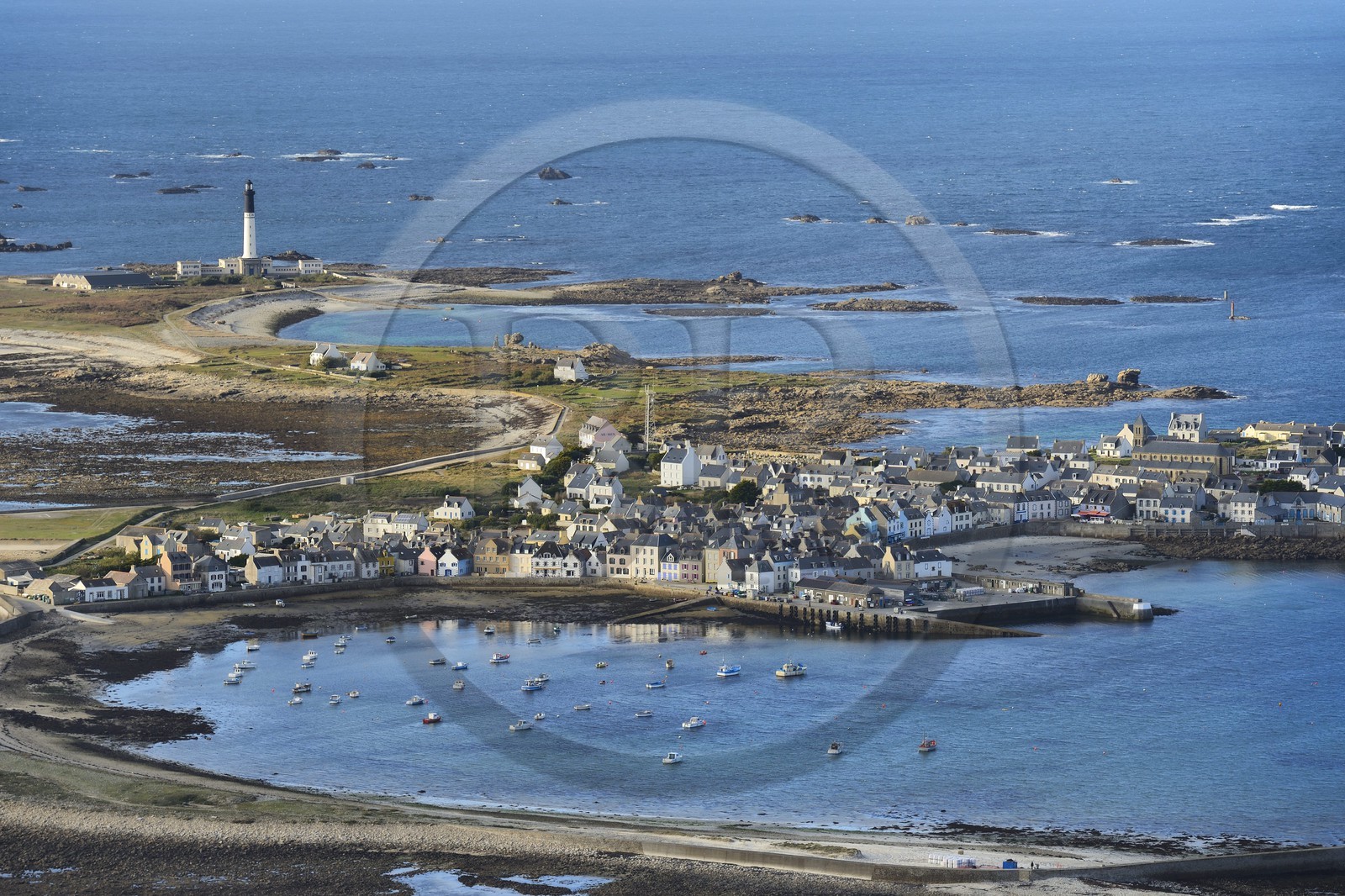 France, Finistère (29), Mer d'Iroise, parc naturel régional d'Armorique, Ile de Sein, labellisé Les Plus Beaux Villages de France (vue aérienne)