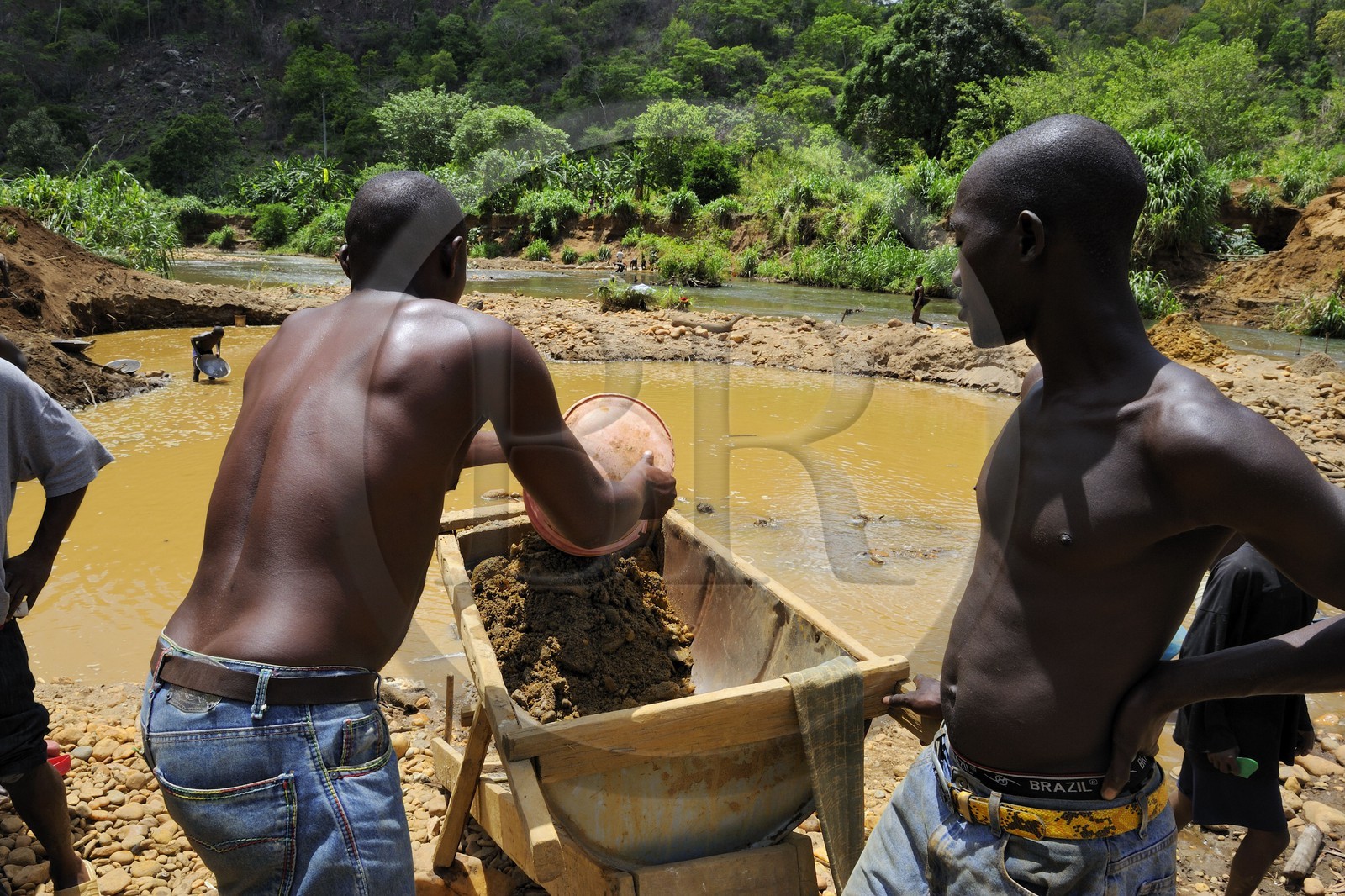 Tanzanie, région de Morogoro, les Monts Uluguru, prospecteurs d' Or sur la rivière Ruvu