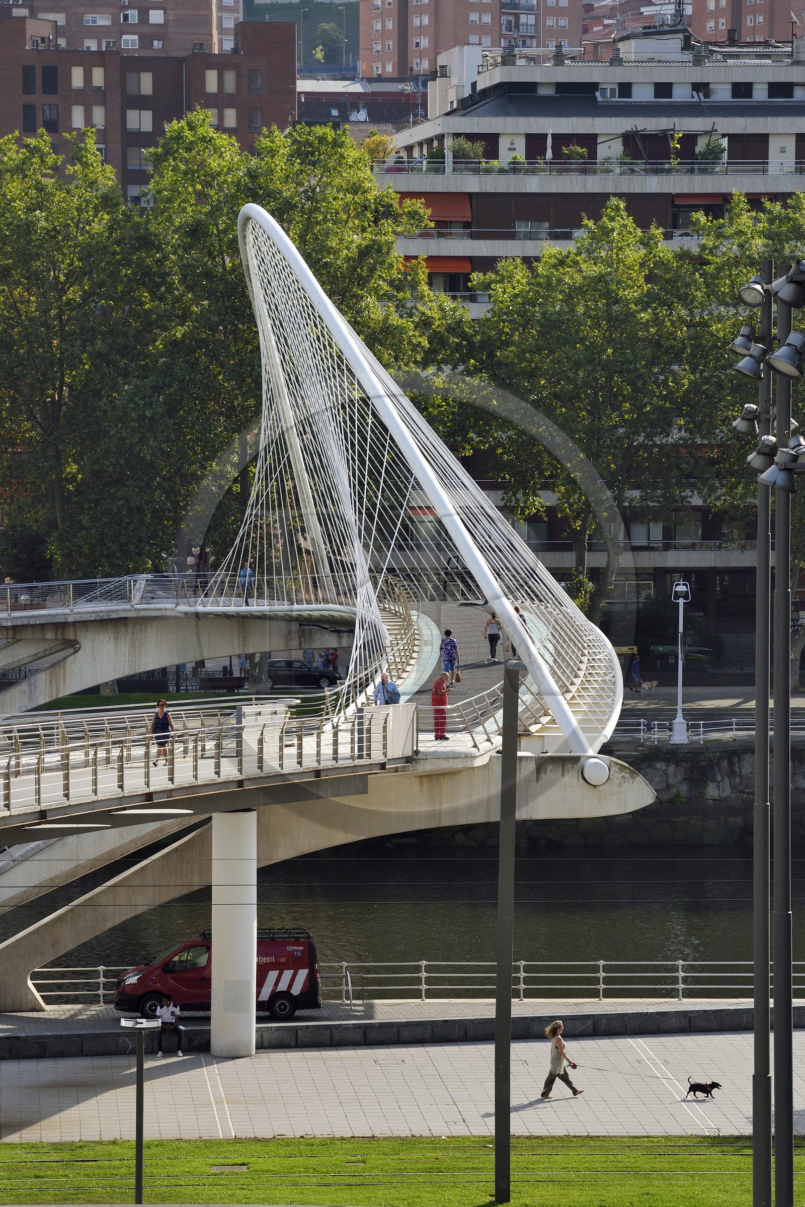 Espagne, Pays basque espagnol, Biscaye, Bilbao, passerelle suspendue Zubizuri dessinée par l'architecte Santiago Calatrava sur le Ria de Bilbao