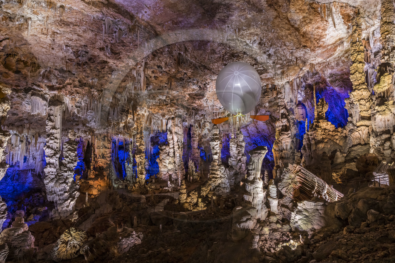 France, Gard (30), Méjannes-le-Clap, grotte de La Salamandre, découverte de la grotte en Aéroplume®, un ballon dirigeable individuel gonflé à l'hélium qui permet de s'envoler en battant des ailes