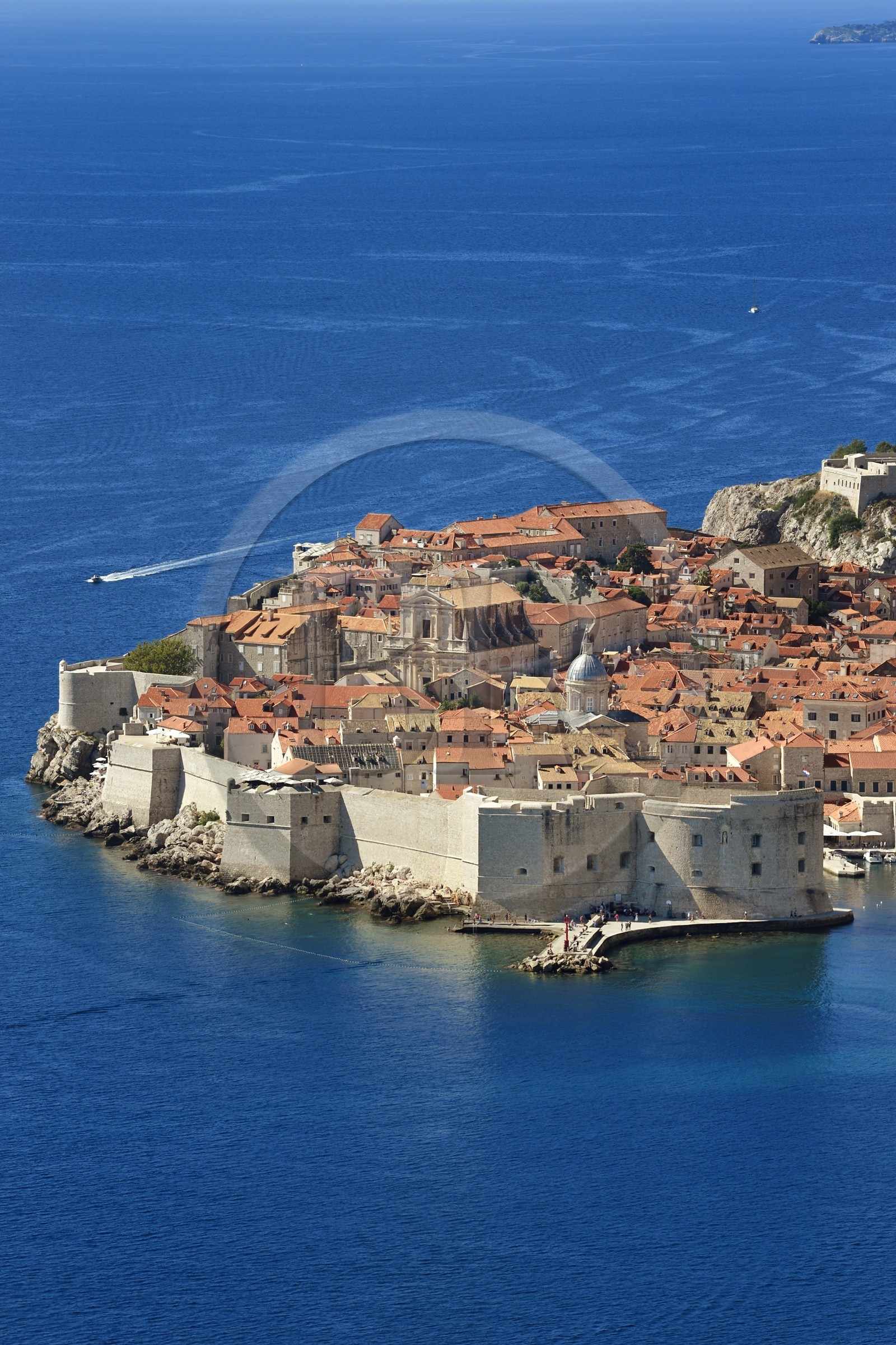 Croatie, Dalmatie, cote dalmate, Dubrovnik, centre historique classé Patrimoine Mondial de l'UNESCO, vue générale depuis la route de la corniche littorale