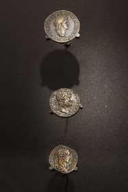 France, Paris (75), le musée de la Monnaie de Paris, pièces de monnaie Sesterce de Néron (54-68 apr. J.C.), Sesterce d'Hadrien (126 apr. J.C.) et Sesterce de Sévère Alexandre (222-235 apr. J.C.)