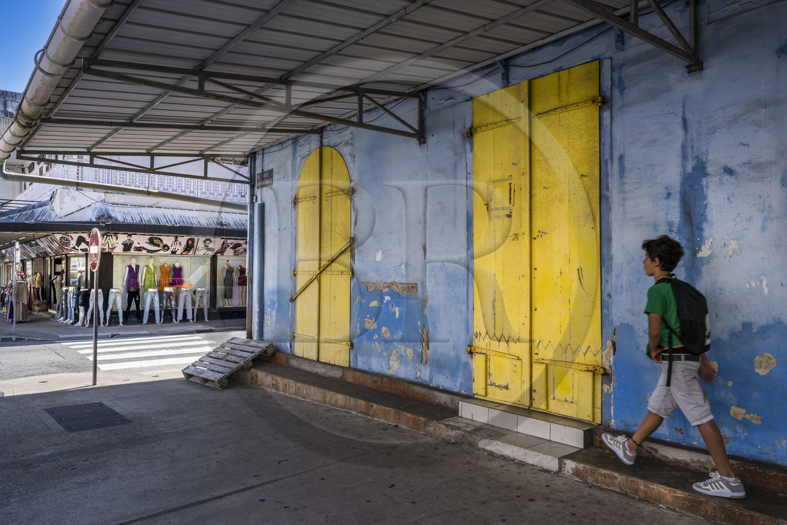 France, Guyane, Cayenne, rue François Arago dans la vieille ville, sortie d'école