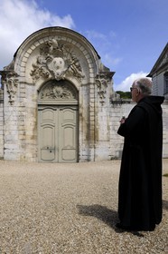 France, Seine-Maritime (76), Saint-Wandrille-Rançon, Abbaye de Saint-Wandrille, anciennement abbaye de Fontenelle, abbaye bénédictine fondée au VIIe siècle, Tympan du portail de Jarente, comportant le blason de l'abbaye