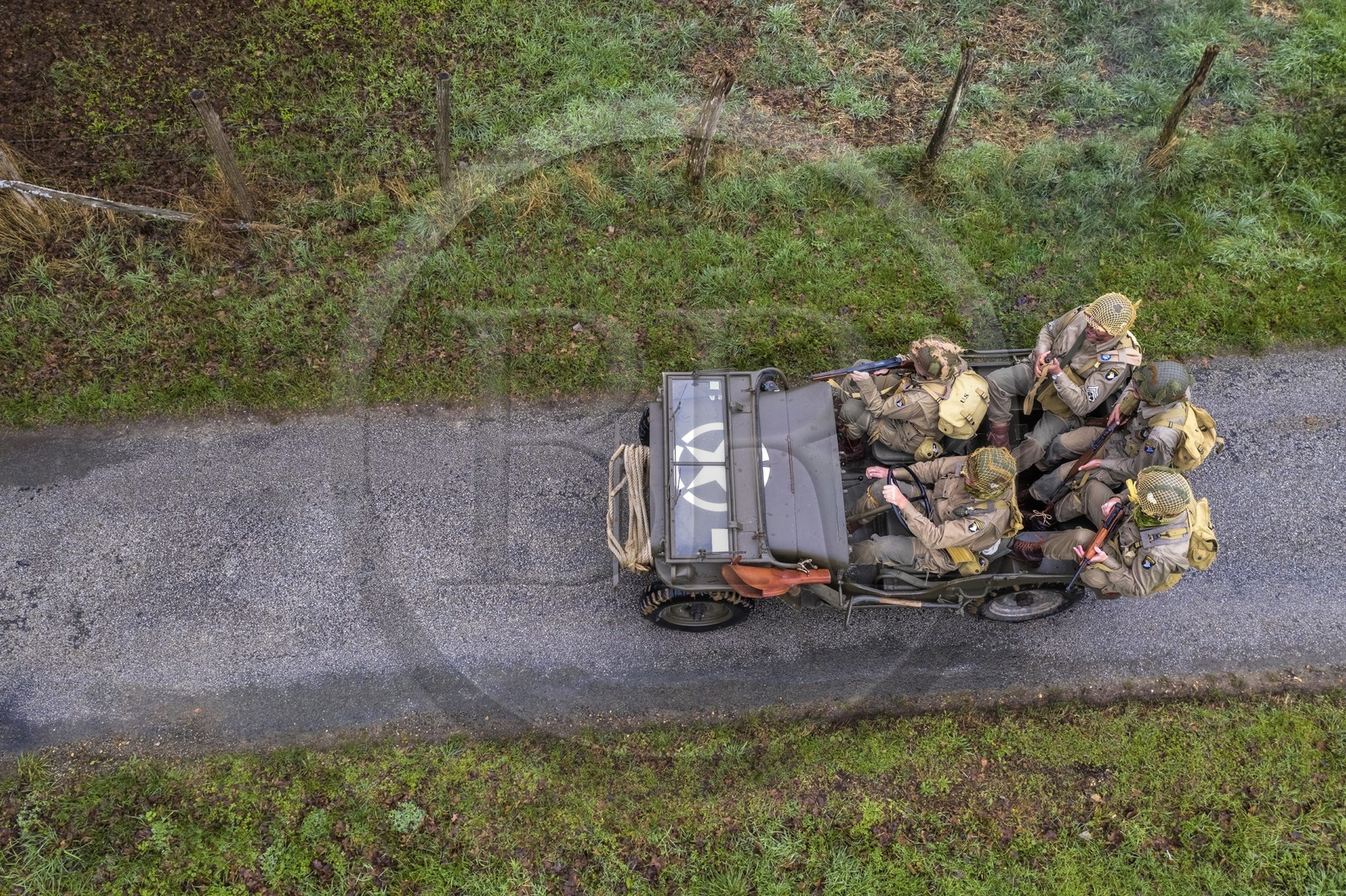 France, Eure (27), Sainte-Colombe-prés-Vernon, Allied Reconstitution Group (association de reconstitution historique de la 2éme Guerre Mondiale américain et Maquis), reconstitueurs en uniforme de la 101e division aéroportée US progressant en jeep Willys (vue aérienne)