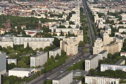 Allemagne, Berlin, la Karl-Marx Allee est la plus grande artère du pays menant d'Alexanderplatz à Frankfurter Tor et le régime communiste y faisait défiler son armée chaque année