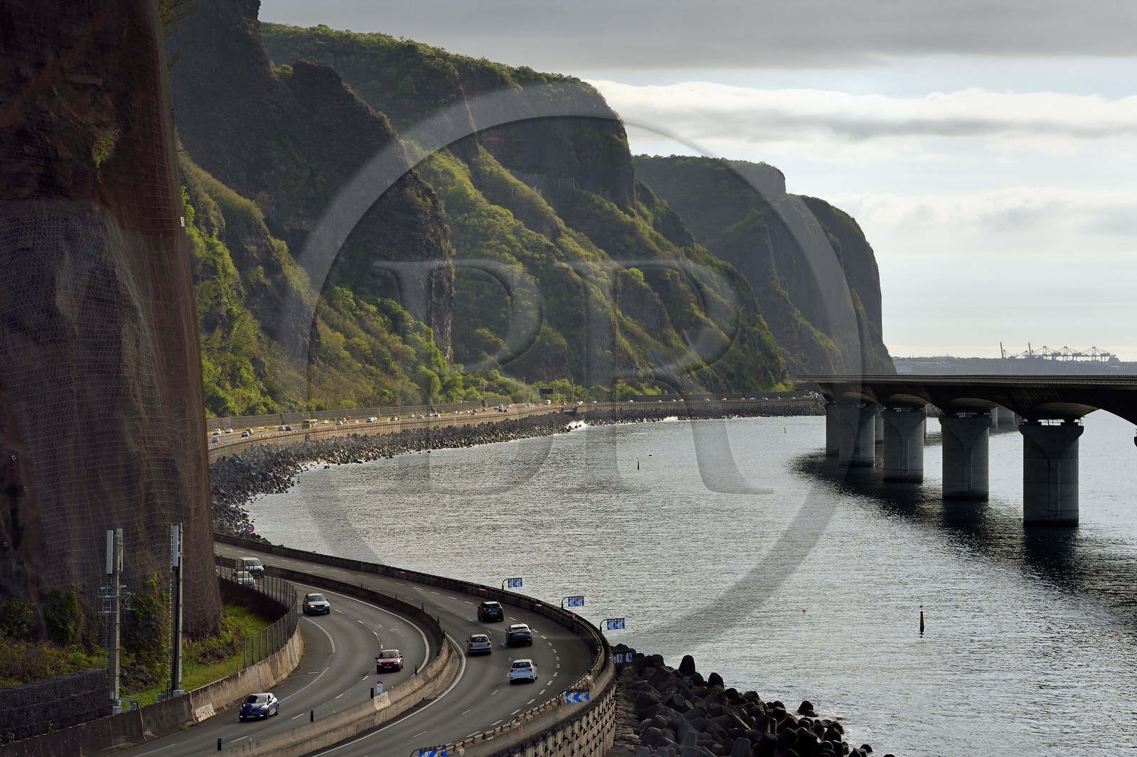 France, Ile de la Reunion, Saint-Denis, l'ancienne route nationale toujours sous la menace de chutes de pierres et la Nouvelle Route du Littoral (NRL) sur la droite, viaduc maritime long de 5,4 km entre la capitale Saint-Denis et le principal port de commerce à l’Ouest
