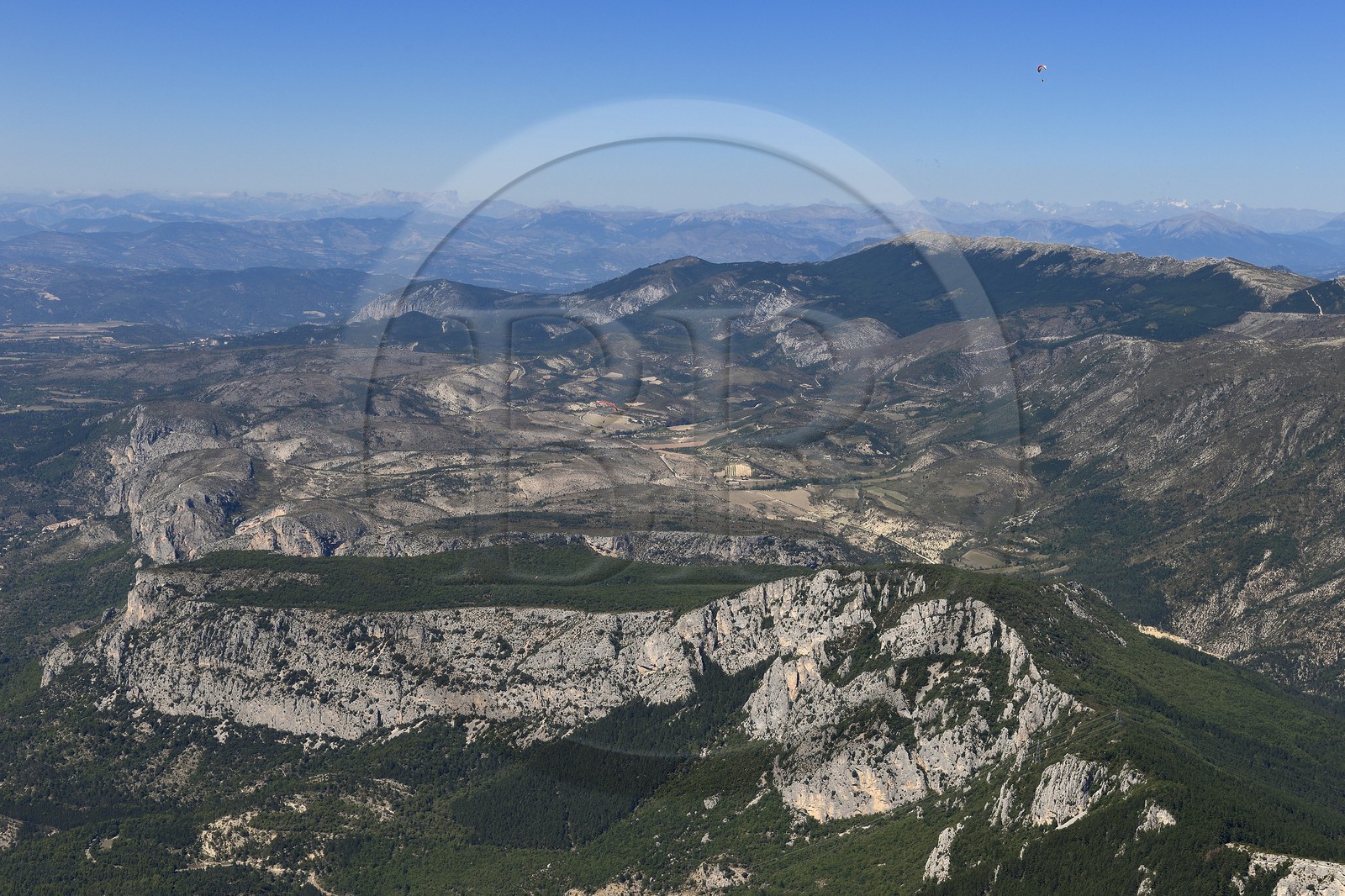 Alpes-de-Haute-Provence (04), Parc Naturel Régional du Verdon, montagne des Gorges du Verdon vers Moustiers-Sainte-Marie, la chaîne des Alpes en arrière plan (vue aérienne)