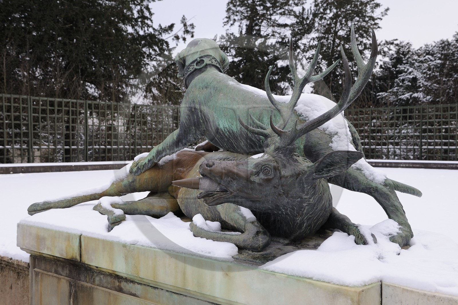 France, Yvelines (78), parc du château de Versailles sous la neige, classé Patrimoine Mondial de l'UNESCO, fontaine Le point du jour de anciennement Cabinet des animaux
