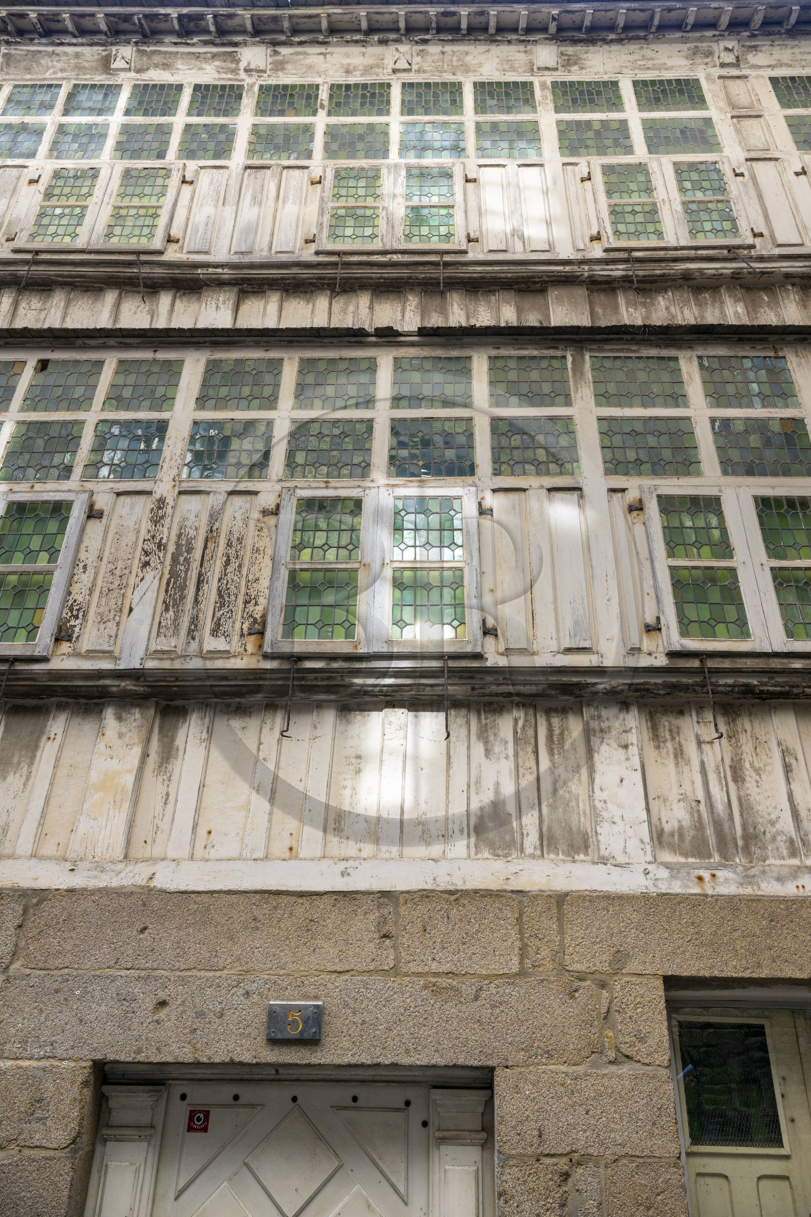 France, Ille-et-Vilaine (35), Côte d'Emeraude, Saint-Malo intra-muros, maison d'armateur début XVIIème siècle à facade de bois et de verre au n°5 de la rue du Pélicot