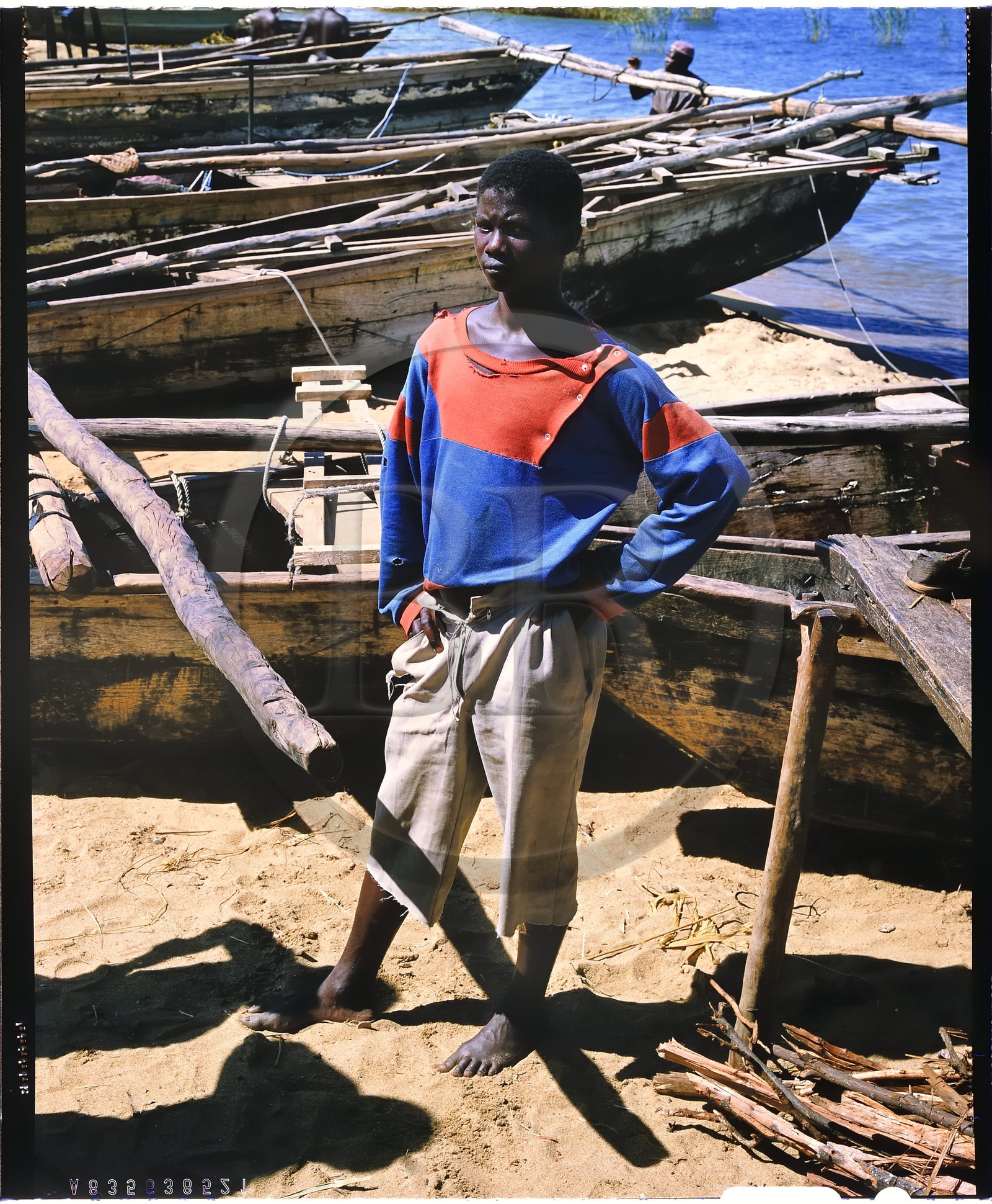 Burundi, province de Rumonge, jeune pêcheur Hutu, les pêcheurs sont exclusivement Hutu et descendent des collines pour s'installer dans des huttes provisoires au bord du lac Tanganyika pour au moins 6 mois (reproduction plan-film inversible 4x5)