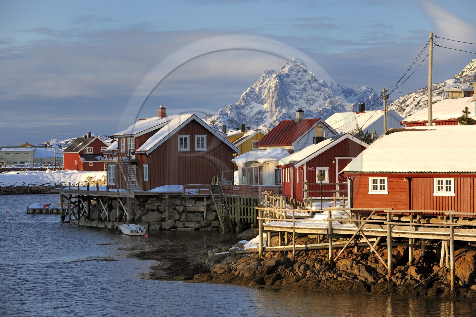 Norvège, Nordland, Iles Lofoten, le port de Svolvaer, cabanes de pêcheurs rorbuer