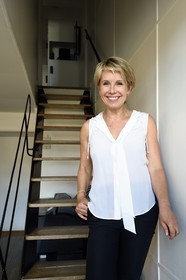France, Bouches-du-Rhône (13), Marseille, l'architecte Corinne Vezzoni à son bureau dans la Cité Radieuse de Le Corbusier