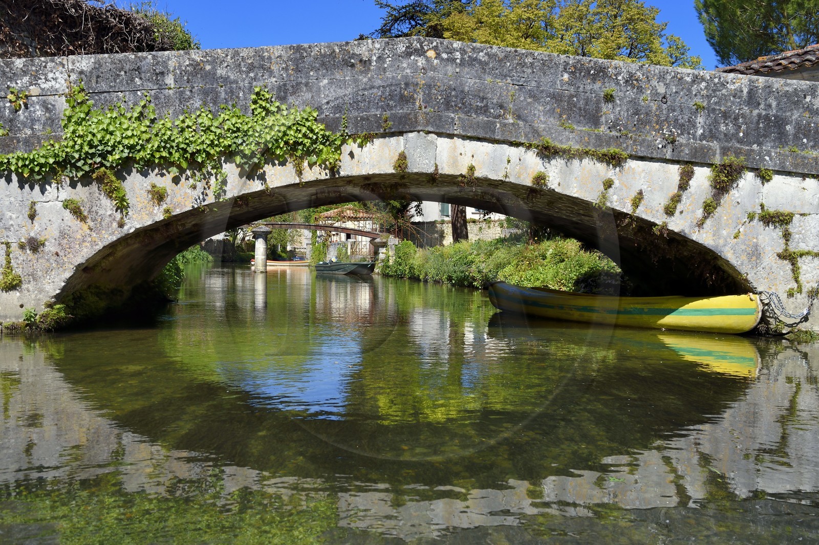 France, Charente (16), Bassac, pont sur la Guirlande, un affluent de la Charente