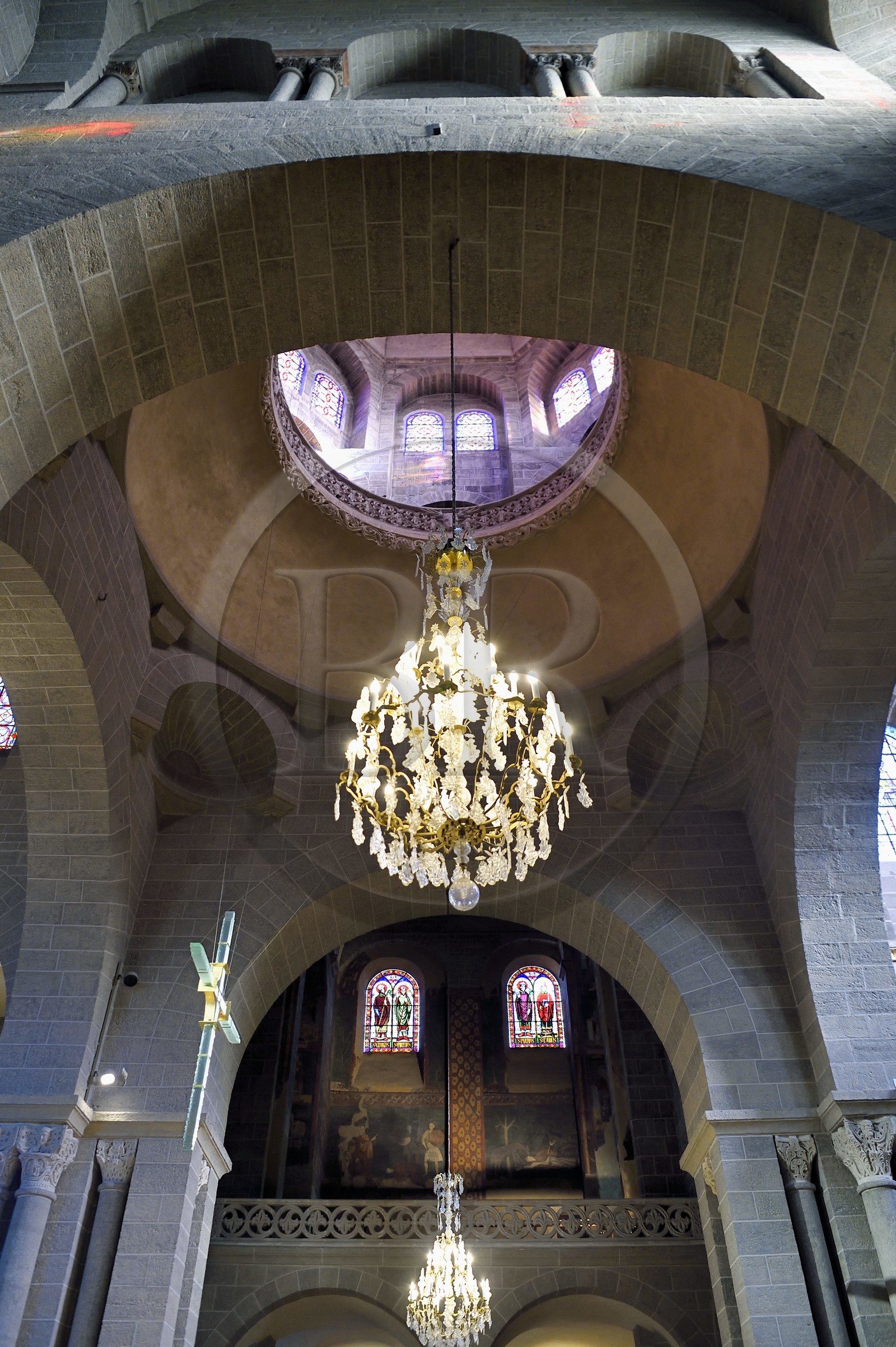 France, Haute-Loire (43), Le Puy-en-Velay, étape des chemins de Compostelle, la cathédrale Notre-Dame-de-l'Annonciation du XIIe siècle classée Patrimoine Mondial de l'UNESCO, le dome surplombant le choeur
