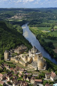 France, Dordogne (24), Périgord Noir, vallée de la Dordogne, Castelnaud-la-Chapelle labellisé Les Plus Beaux Villages de France, le château de Castelnaud-la-Chapelle sur un éperon rocheux au dessus de la rivière Dordogne (vue aérienne)