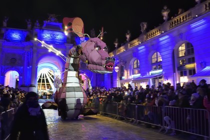 France, Meurthe-et-Moselle (54), Nancy, place Stanislas, le défilé de la Saint-Nicolas, Joséphine le dragon, transport sauvage de la compagnie des Quatre saisons devant l'Arc de Triomphe (la Porte Héré)
