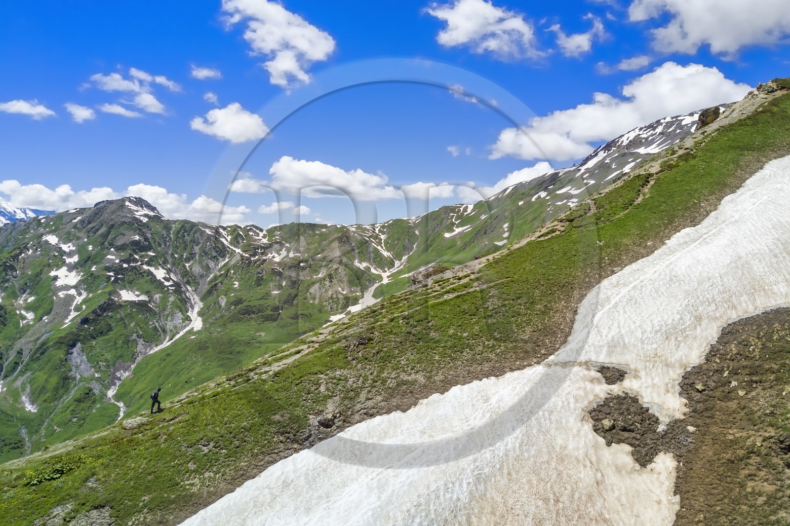 Géorgie, Haute Svanétie (Zemo Svaneti), Mestia, randonneur sur les contrefort du mont Ouchba (Ushba) allant vers Guli pass (vue aérienne)