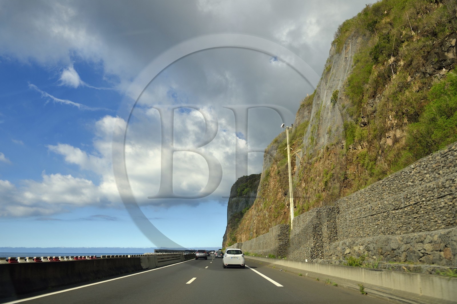 France, Ile de la Reunion, La Possession, l'ancienne route nationale Route du Littoral entre la capitale Saint-Denis et le principal port de commerce à l’Ouest, toujours sous la menace de chutes de pierres