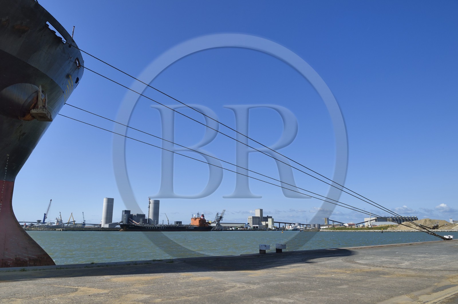France, Charente-Maritime (17), La Rochelle, le Port Atlantique La Rochelle, port de commerce, silos à ciment Eqiom et silos à grains de la société Sica Atlantique